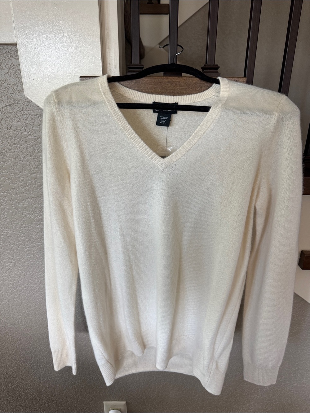 Classic 100% Cashmere V-Neck Sweater - Cream